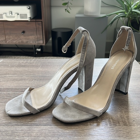 Glamorous block heeled gray sandal size 10 - Picture 3 of 6